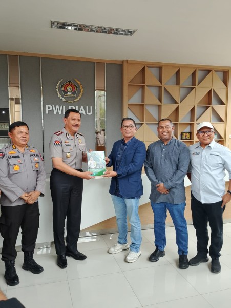 Perkuat Pelayanan, Polda Riau Sosialisasikan Call Center 110 dan Komitmen Polri Humanis di Kantor PWI 
