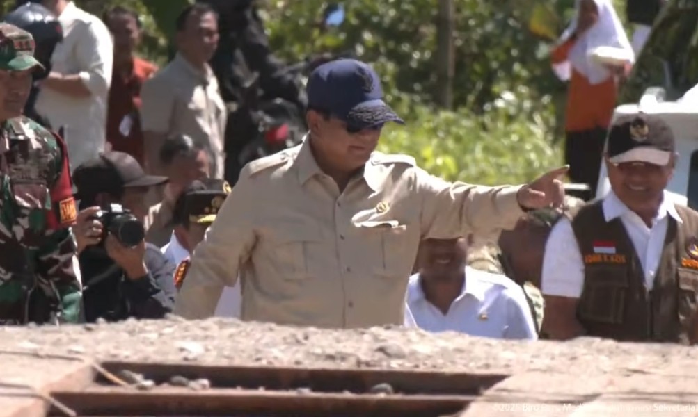 Tinjau Pemulihan Pasca Bencana, Presiden Prabowo Pastikan Jembatan Padang Mantuang Segera Pulih