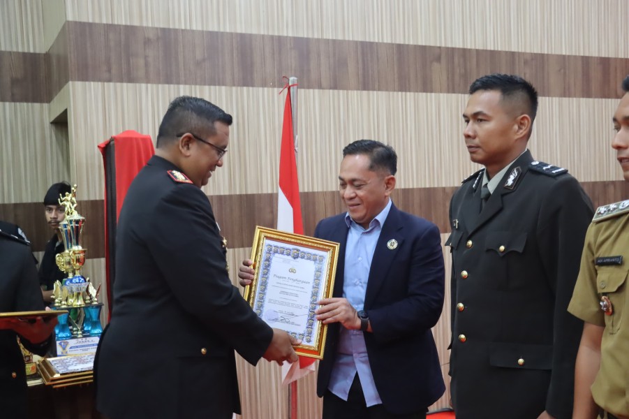 Ketua PWI Dumai Terima Penghargaan dari Kapolres di HUT Bhayangkara ke-79