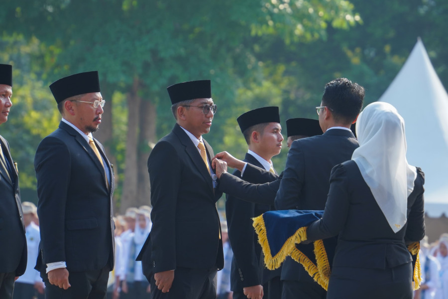 Dua Pekerja SKK Migas Terima Satyalencana Wira Karya dari Presiden Jokowi