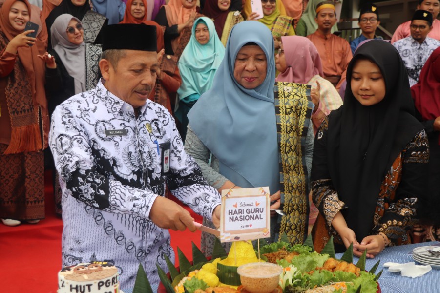 HGN 2025 MAN 1 Pekanbaru: Kakanwil Sebut Guru Pilar Utama Transformasi