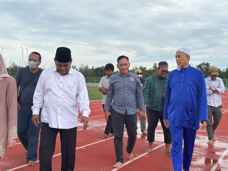 Bersama Wali Kota, Ketua PWI Dumai Tinjau Progres Pembangunan Stadion