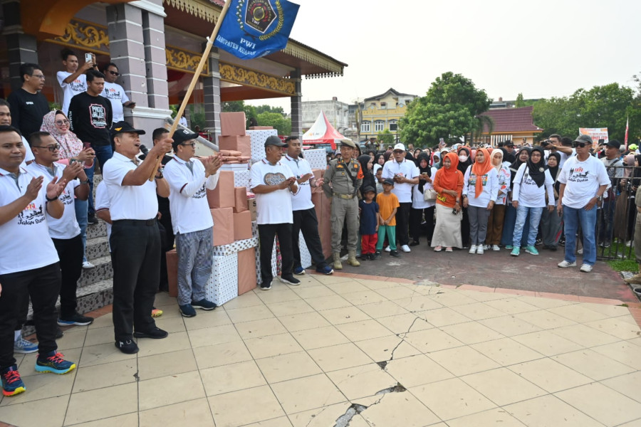 Asisten III Kabupaten Kuantan Singingi Drs. Rustam Buka Jalan Sehat HPN 2024 Tingkat Provinsi Riau di Kuansing