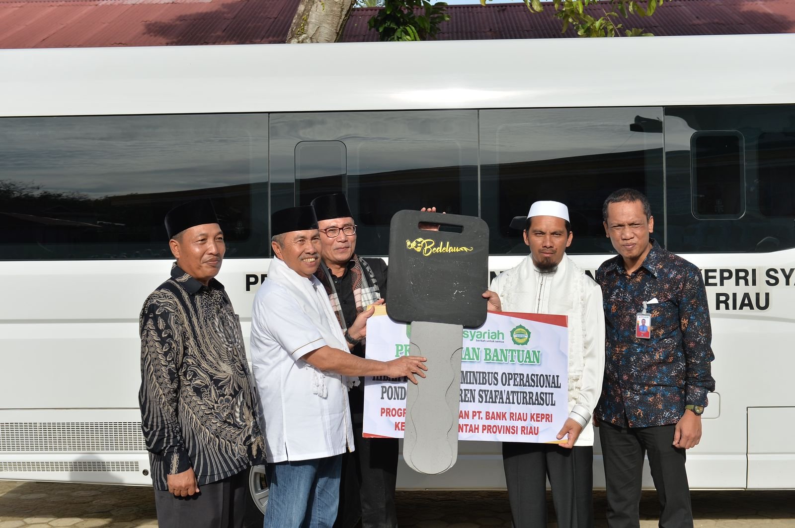 Gubri Serahkan Minibus Operasional untuk Pesantren Syafa'aturrasul