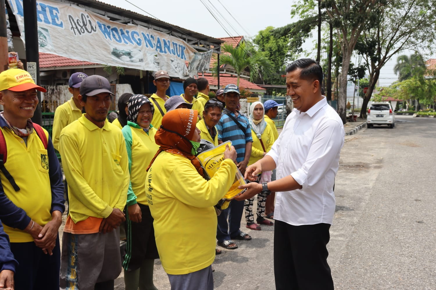 Polda Riau Bagikan Sembako ke Petugas Kebersihan Pasukan Kuning, Ibu Juli: Bantuan Ini Sangat Membantu