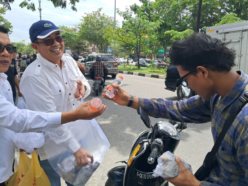 Wujud Syukur PWI Riau, Bagikan 600 Nasi Bungkus untuk Warga di Hari Jumat Penuh Berkah