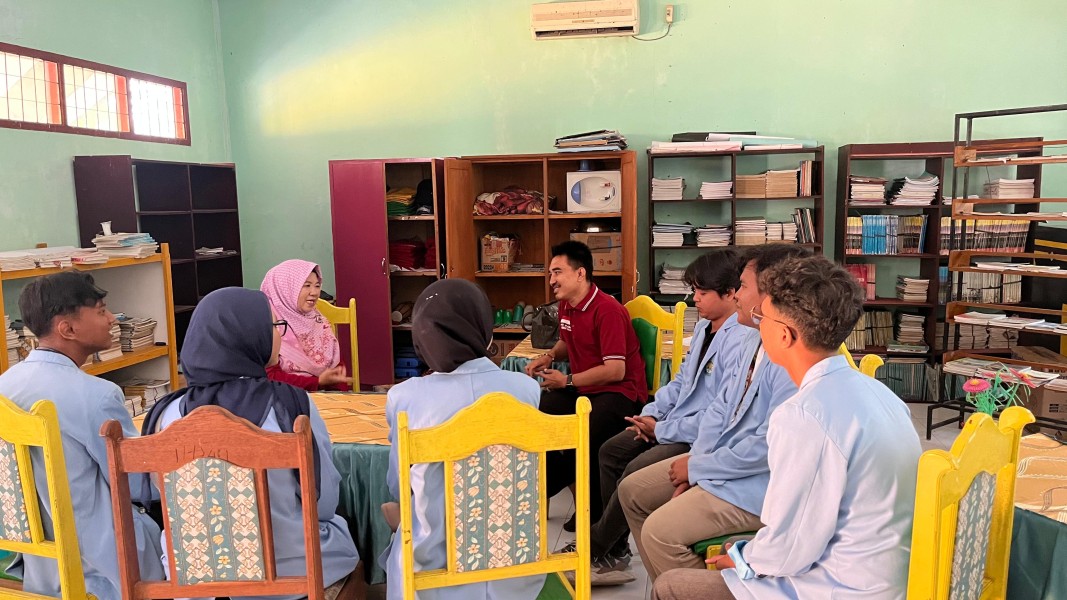 KKN Unri dan Lembaga Tepak Sirih Gelorakan Literasi di SMPN 1 Tanah Putih Tanjung Melawan