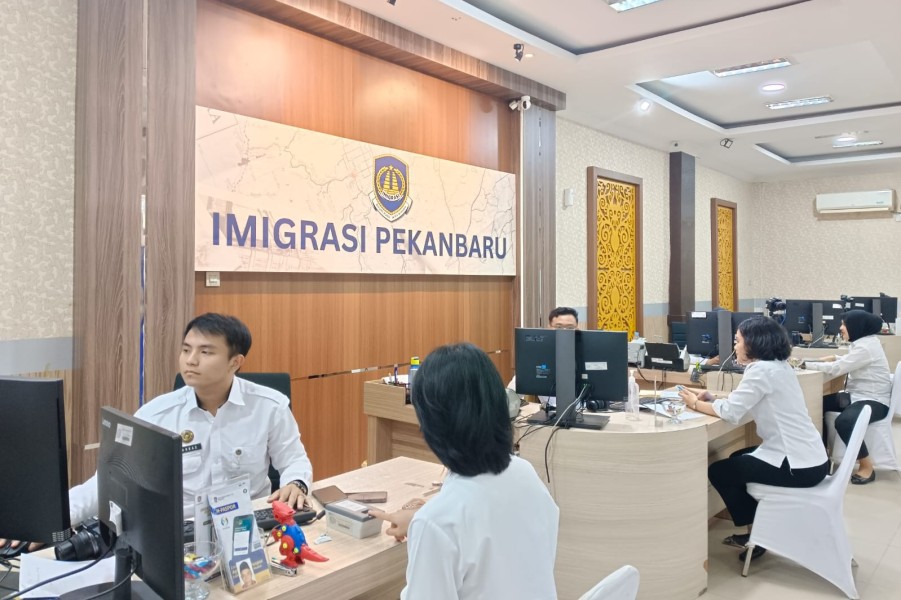 Tutup Tahun 2025, Imigrasi Pekanbaru Ukir Kinerja Gemilang: PNBP Tembus Rp58 Miliar dan Terbitkan 68 Ribu Paspor