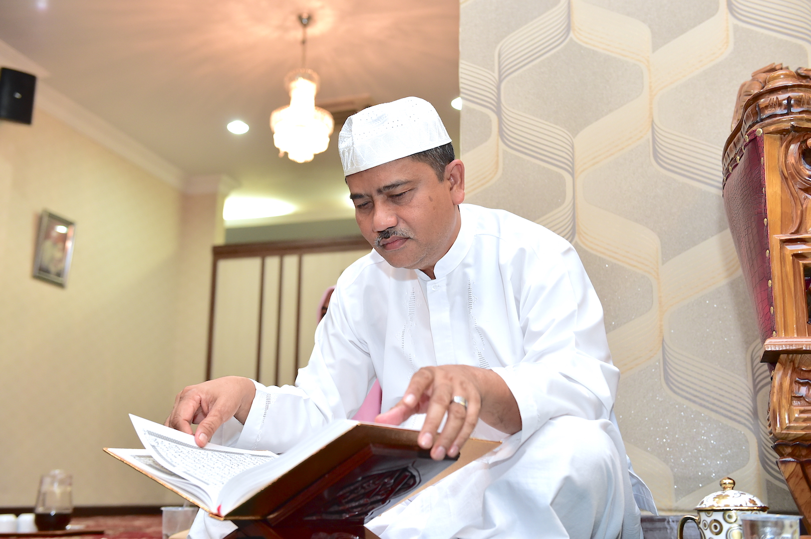 Sekda Prov Riau H Ahmad Hijazi saat membaca Ayat Suci Alquran