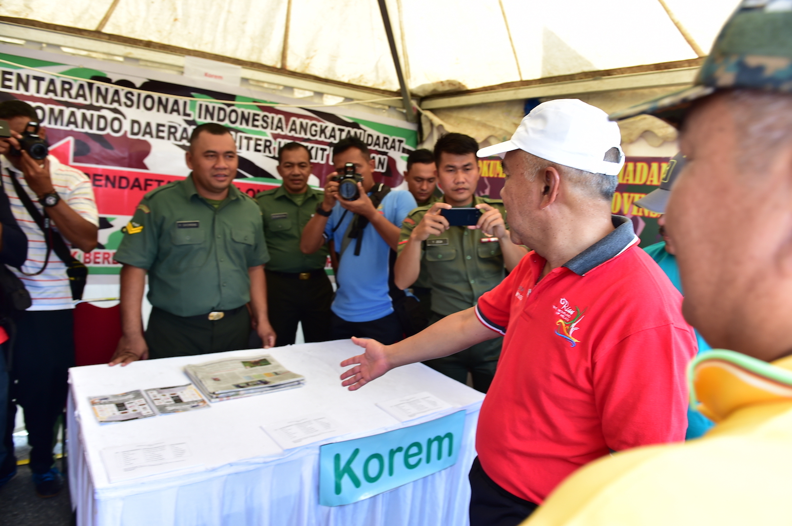 Gubri serahkan Sertifikat Tanah Hibah untuk SPN kepada Kapolda Riau