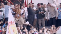 Aksi Spontan Lepas Baju Safari, Prabowo Cairkan Suasana May Day 2026 di Jakarta 
