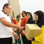 Penyerahan Hadiah Lomba Dalam Rangka HUT Prov Riau