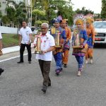 ASS II Setda Prov Riau saat menerima Piala WTN 2016 setibanya di Riau