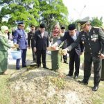 Plt Gubernur Riau Tabur Bunga di Makam Pahlawan
